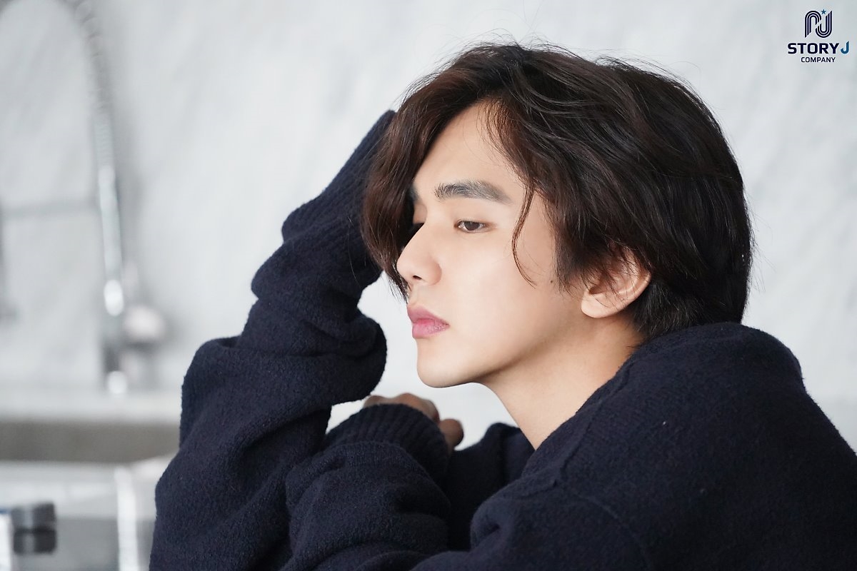 Yoo Seung Ho tung bộ ảnh mới lãng tử quyến rũ với tóc dài bồng bềnh