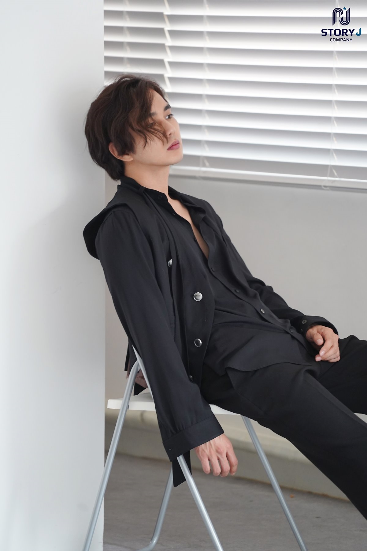 Yoo Seung Ho tung bộ ảnh mới lãng tử quyến rũ với tóc dài bồng bềnh