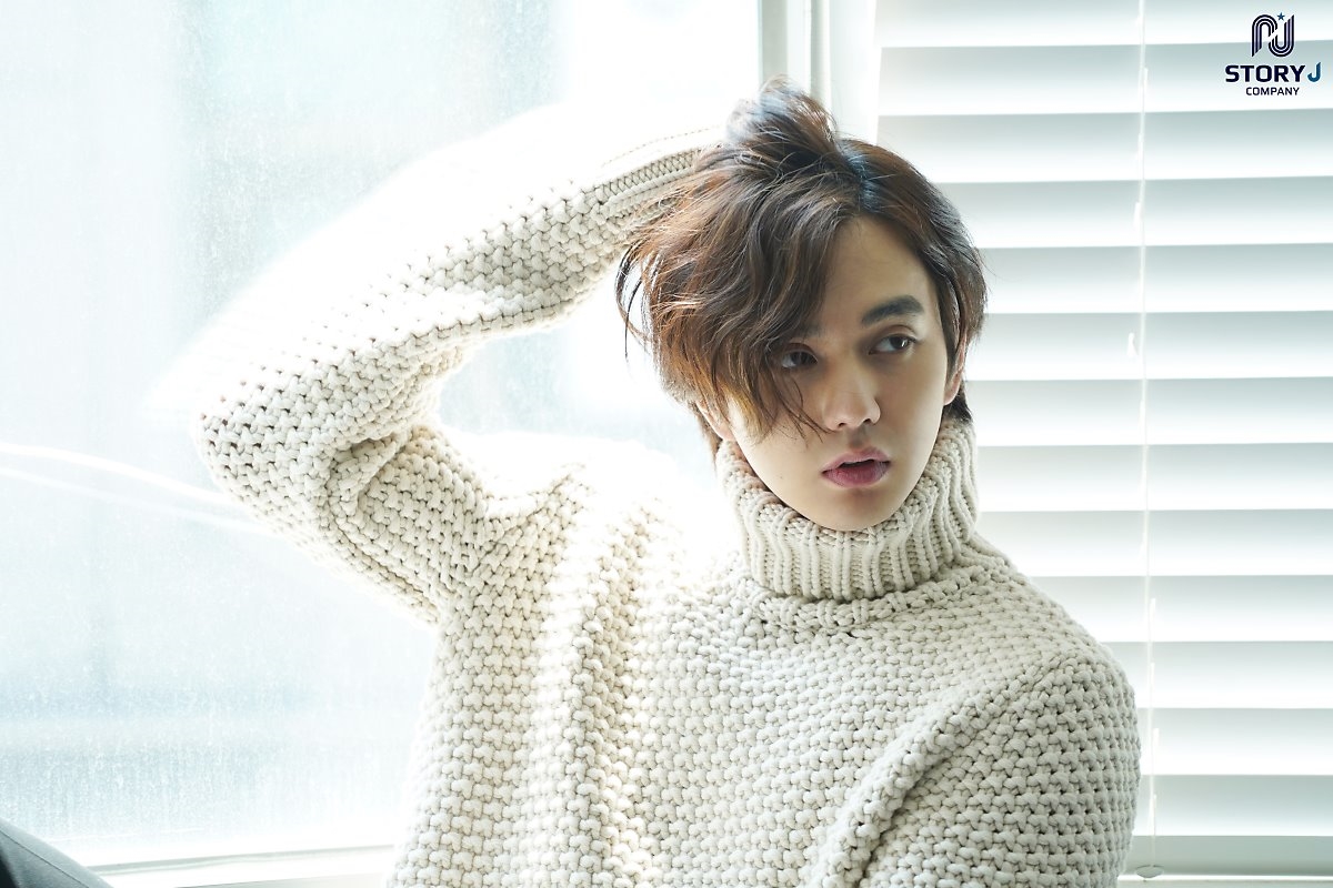 Yoo Seung Ho tung bộ ảnh mới lãng tử quyến rũ với tóc dài bồng bềnh