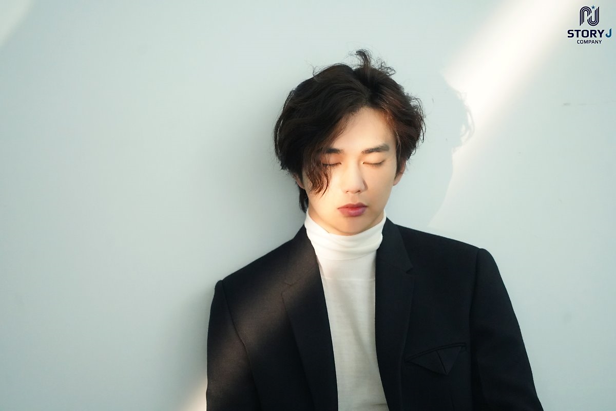 Yoo Seung Ho tung bộ ảnh mới lãng tử quyến rũ với tóc dài bồng bềnh
