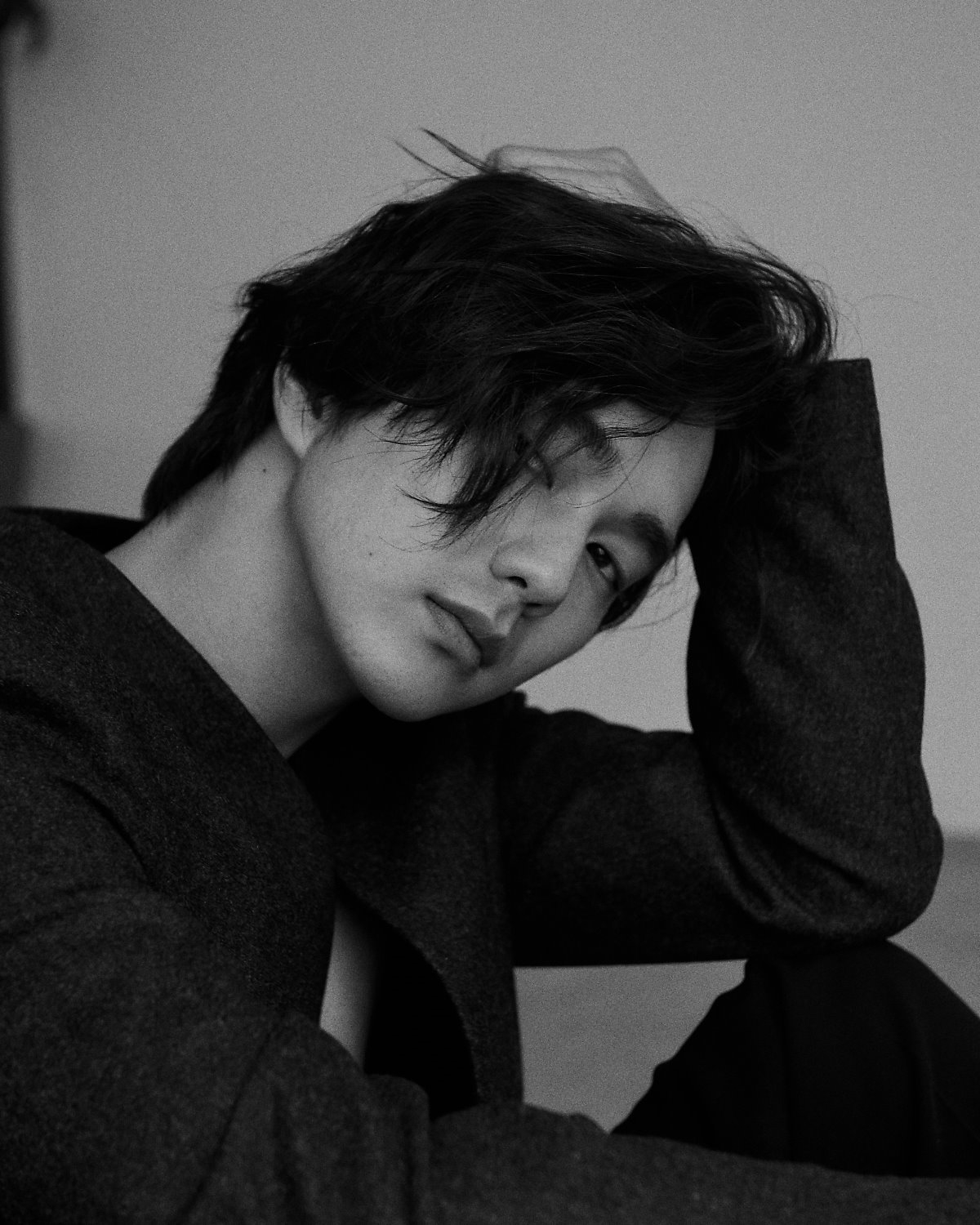 Yoo Seung Ho tung bộ ảnh mới lãng tử quyến rũ với tóc dài bồng bềnh