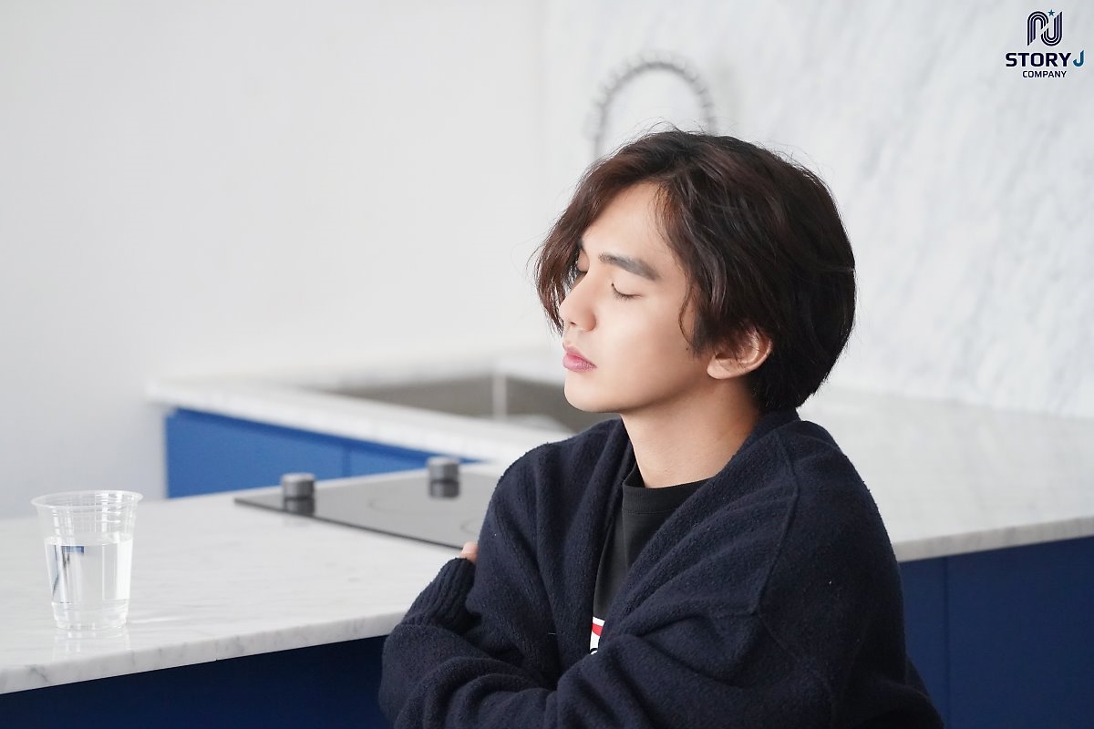 Yoo Seung Ho tung bộ ảnh mới lãng tử quyến rũ với tóc dài bồng bềnh
