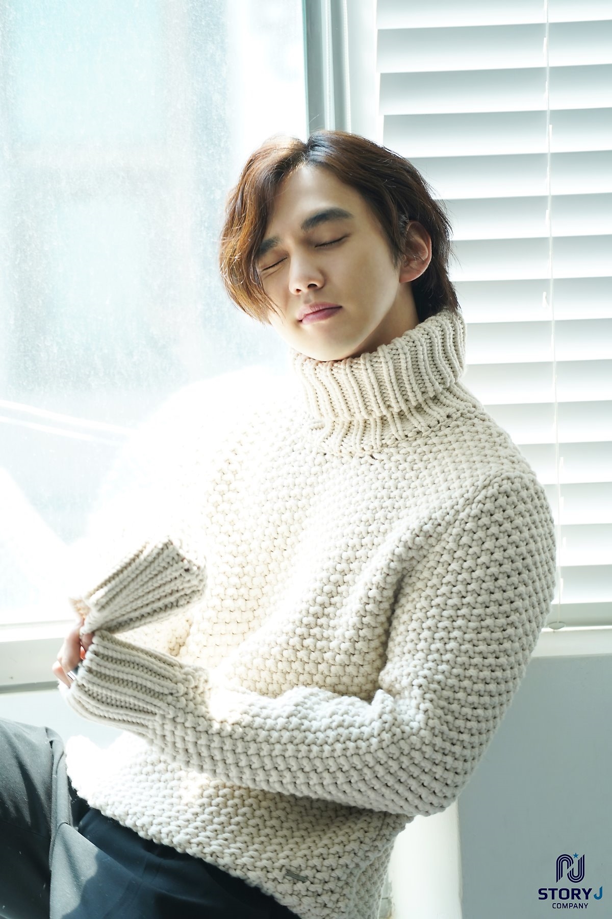 Yoo Seung Ho tung bộ ảnh mới lãng tử quyến rũ với tóc dài bồng bềnh