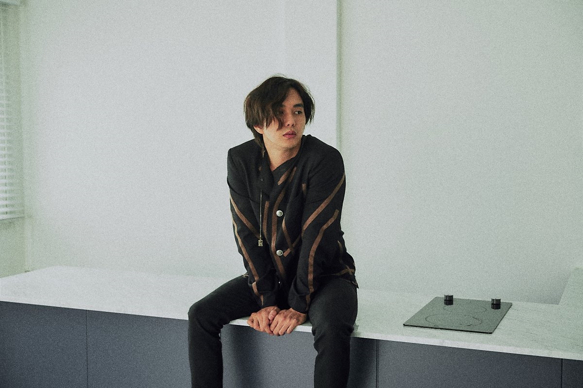 Yoo Seung Ho tung bộ ảnh mới lãng tử quyến rũ với tóc dài bồng bềnh
