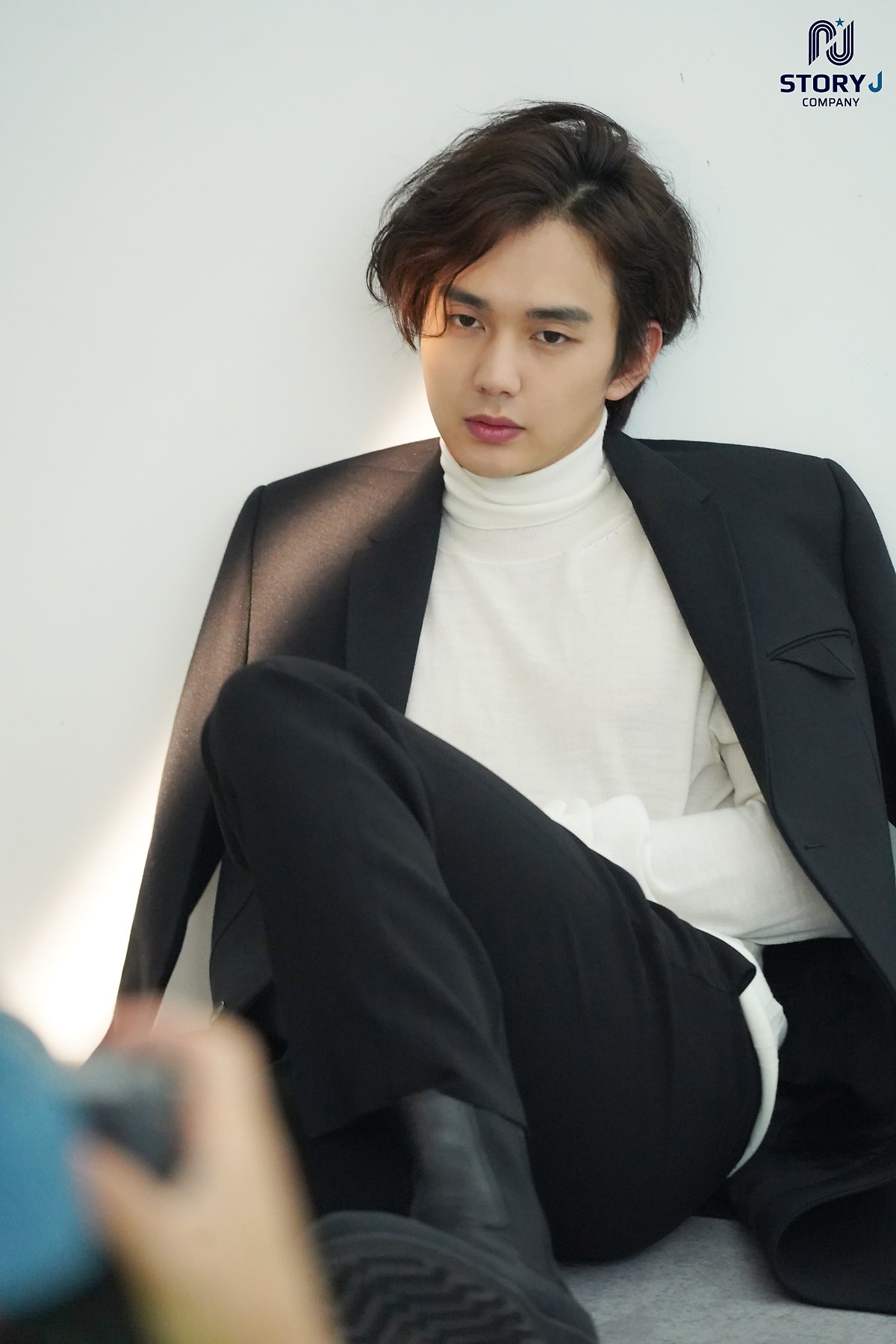 Yoo Seung Ho tung bộ ảnh mới lãng tử quyến rũ với tóc dài bồng bềnh