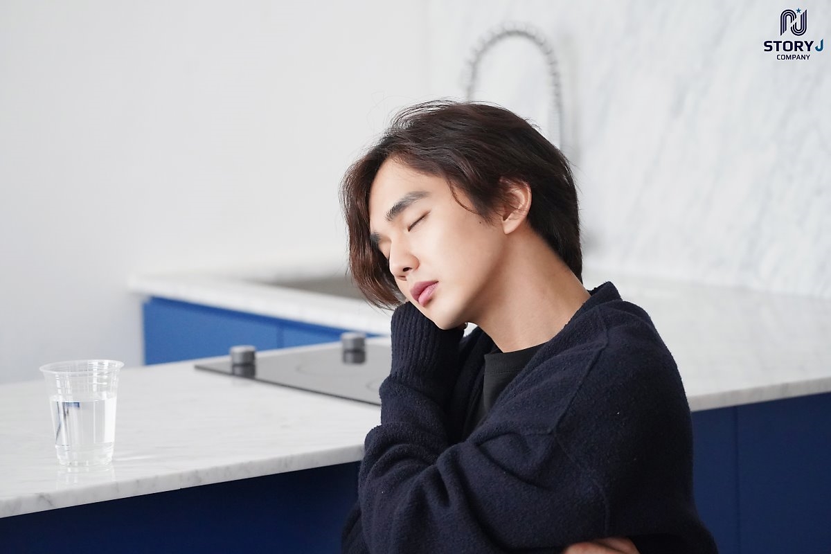 Yoo Seung Ho tung bộ ảnh mới lãng tử quyến rũ với tóc dài bồng bềnh