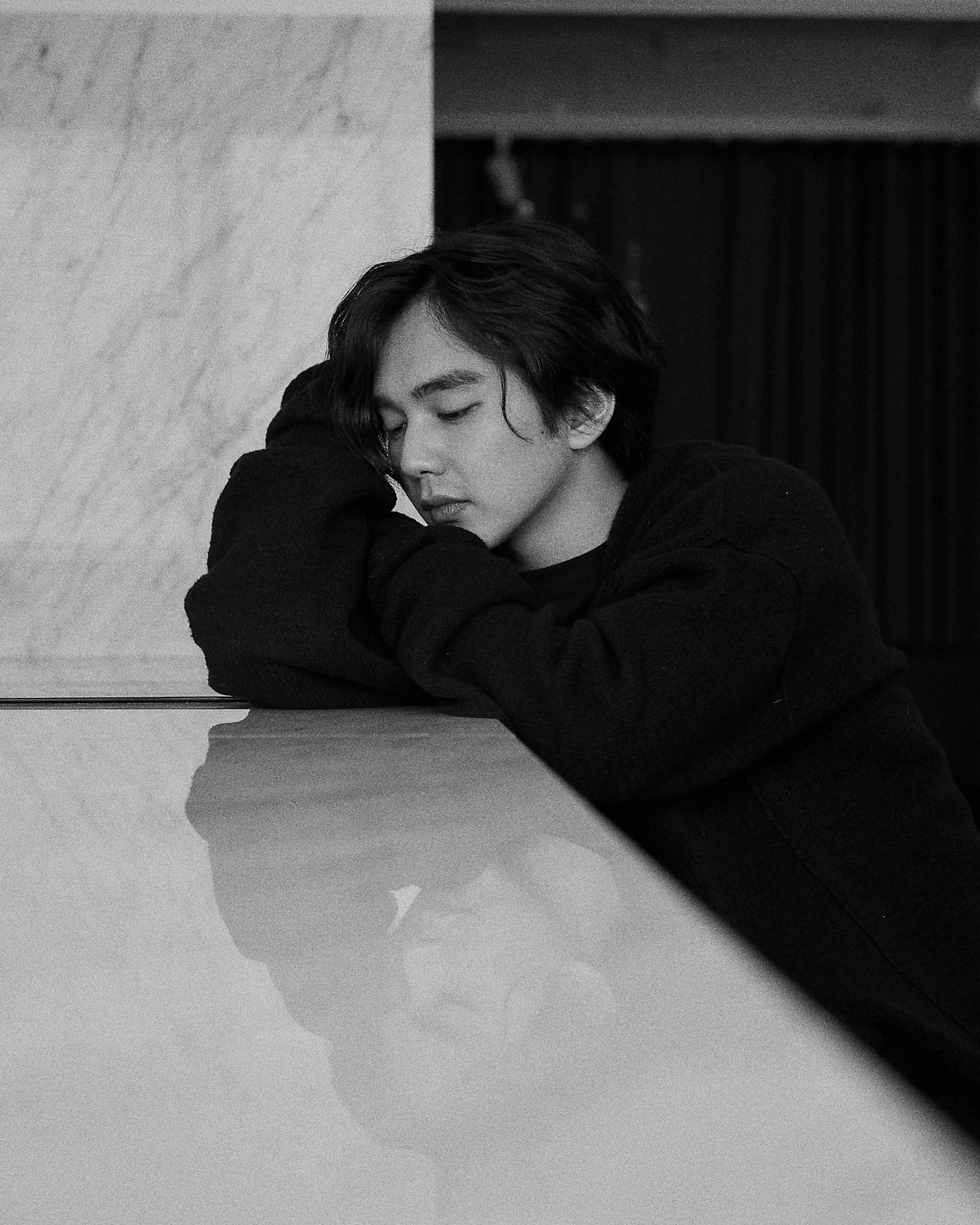 Yoo Seung Ho tung bộ ảnh mới lãng tử quyến rũ với tóc dài bồng bềnh