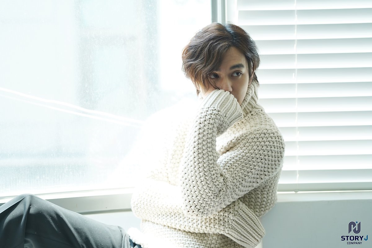 Yoo Seung Ho tung bộ ảnh mới lãng tử quyến rũ với tóc dài bồng bềnh