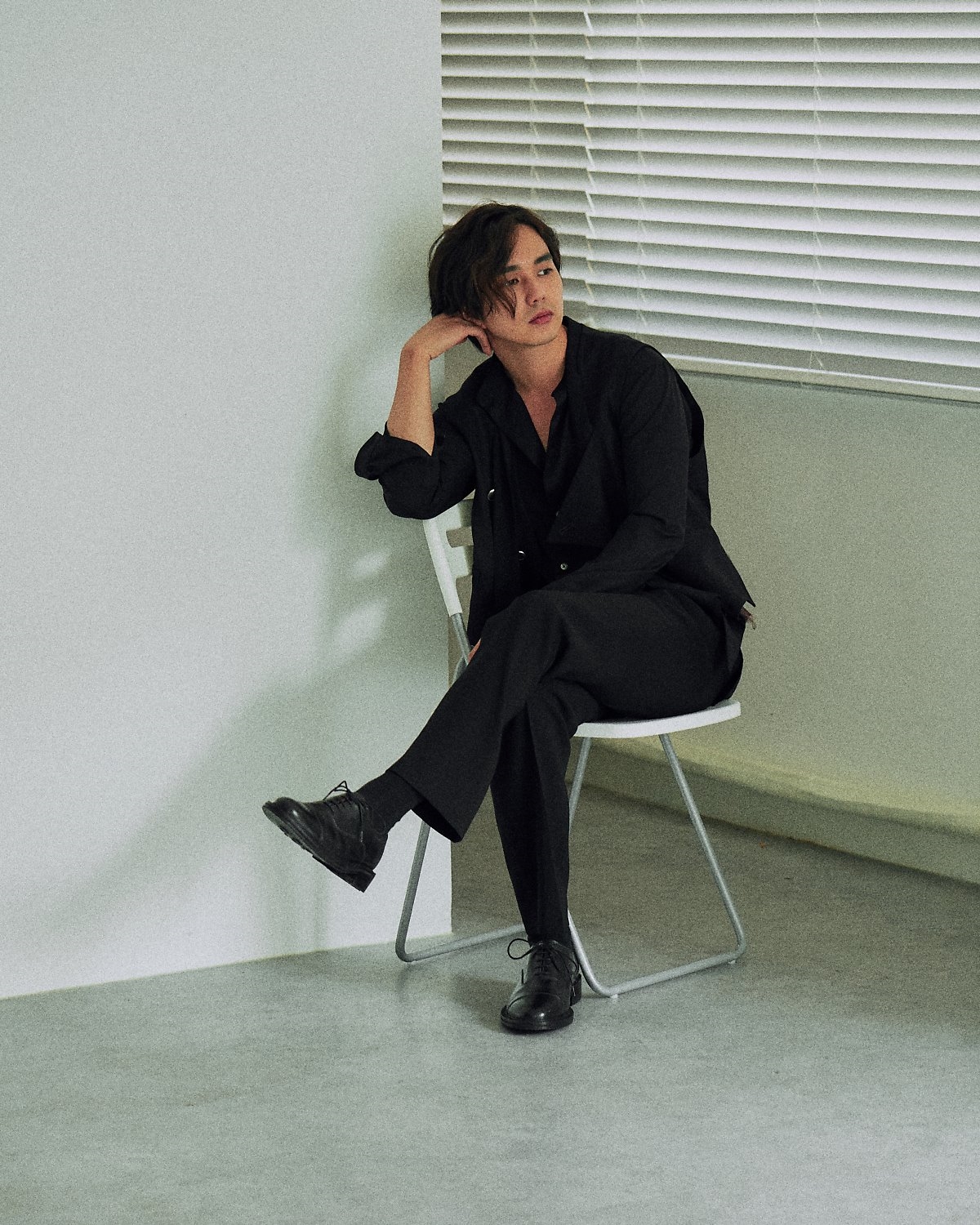 Yoo Seung Ho tung bộ ảnh mới lãng tử quyến rũ với tóc dài bồng bềnh