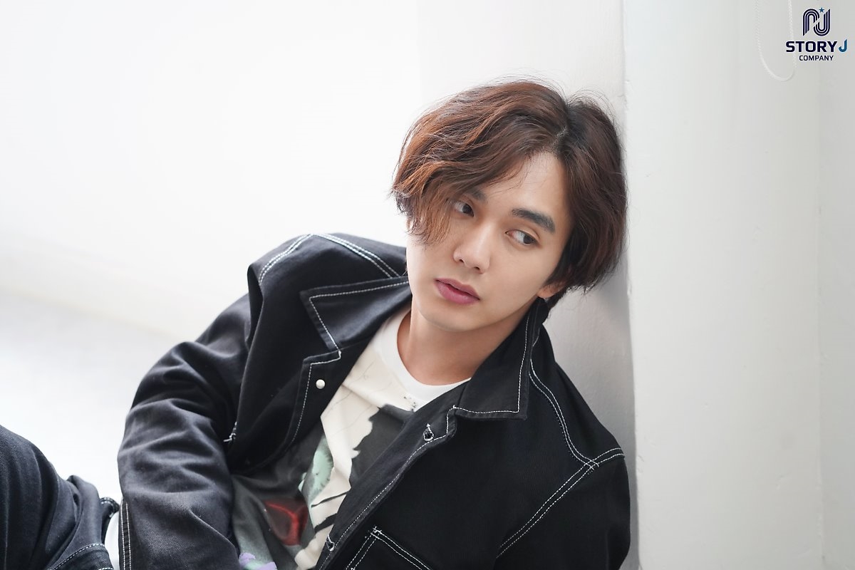 Yoo Seung Ho tung bộ ảnh mới lãng tử quyến rũ với tóc dài bồng bềnh