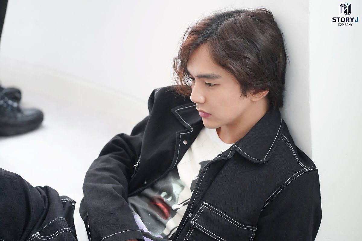 Yoo Seung Ho tung bộ ảnh mới lãng tử quyến rũ với tóc dài bồng bềnh