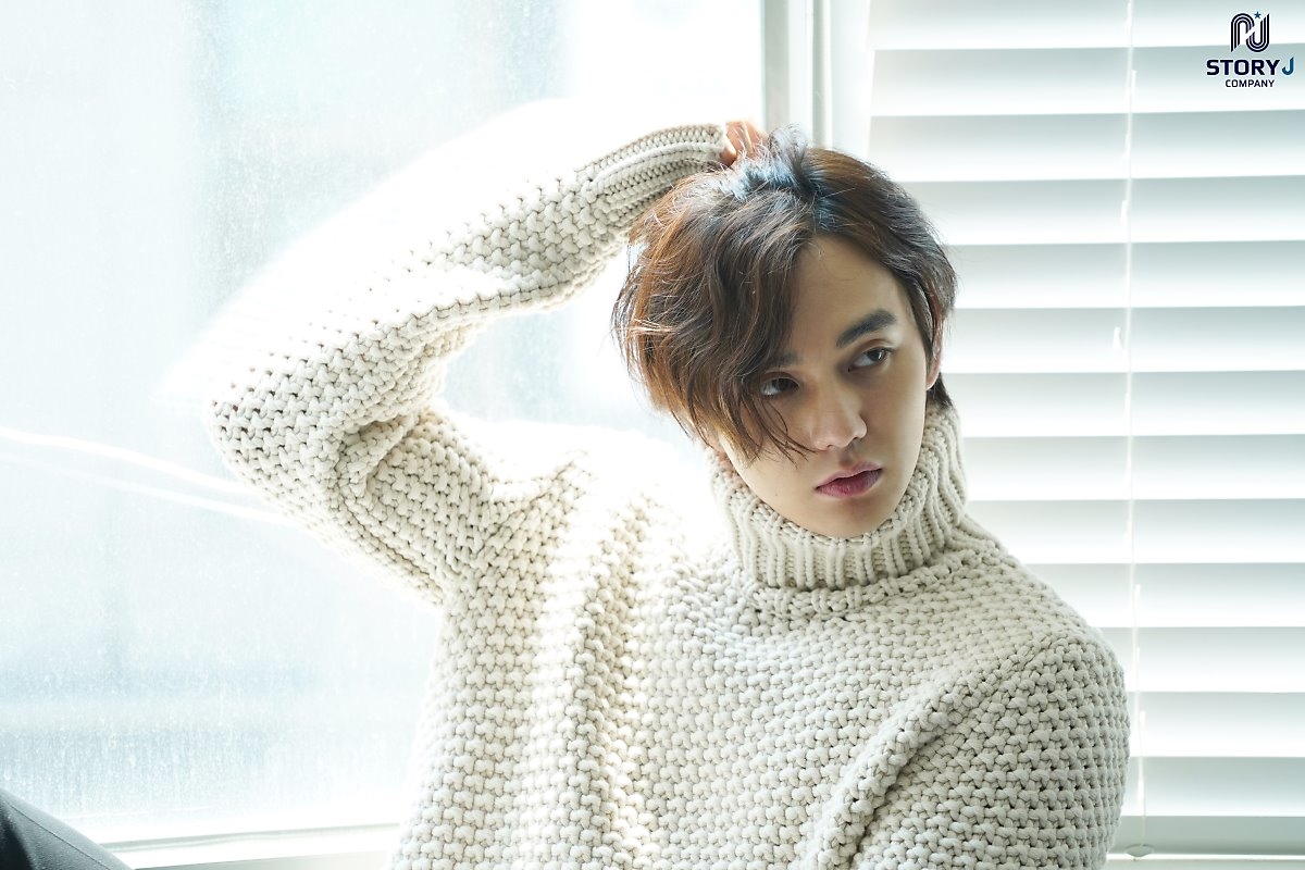 Yoo Seung Ho tung bộ ảnh mới lãng tử quyến rũ với tóc dài bồng bềnh
