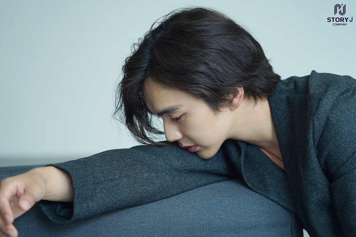 Yoo Seung Ho tung bộ ảnh mới lãng tử quyến rũ với tóc dài bồng bềnh