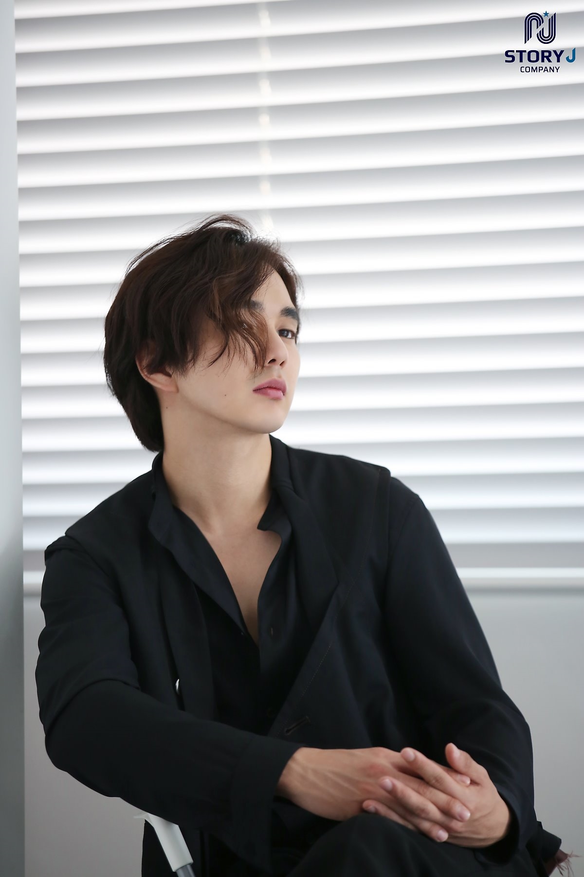 Yoo Seung Ho tung bộ ảnh mới lãng tử quyến rũ với tóc dài bồng bềnh