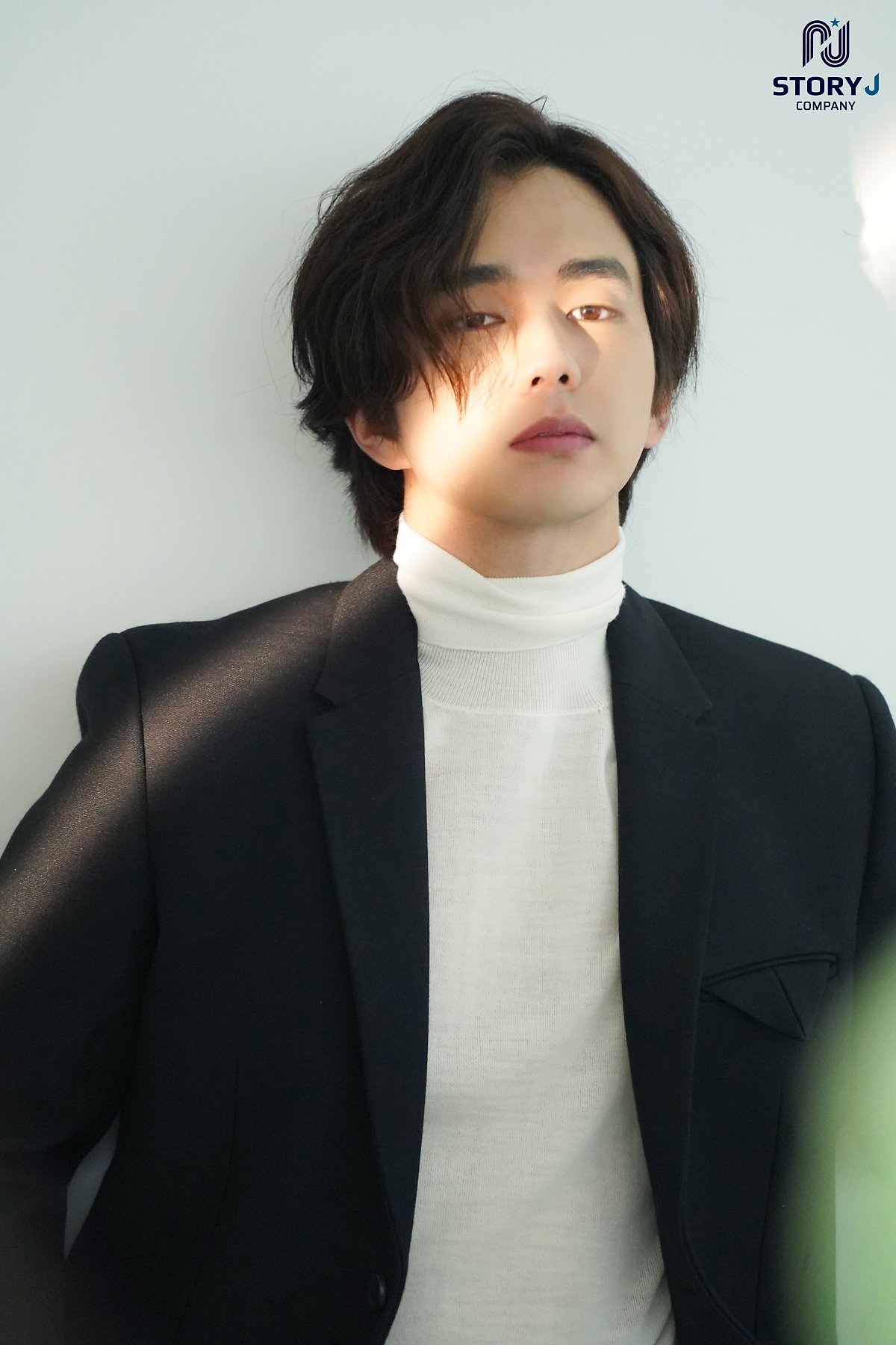 Yoo Seung Ho tung bộ ảnh mới lãng tử quyến rũ với tóc dài bồng bềnh