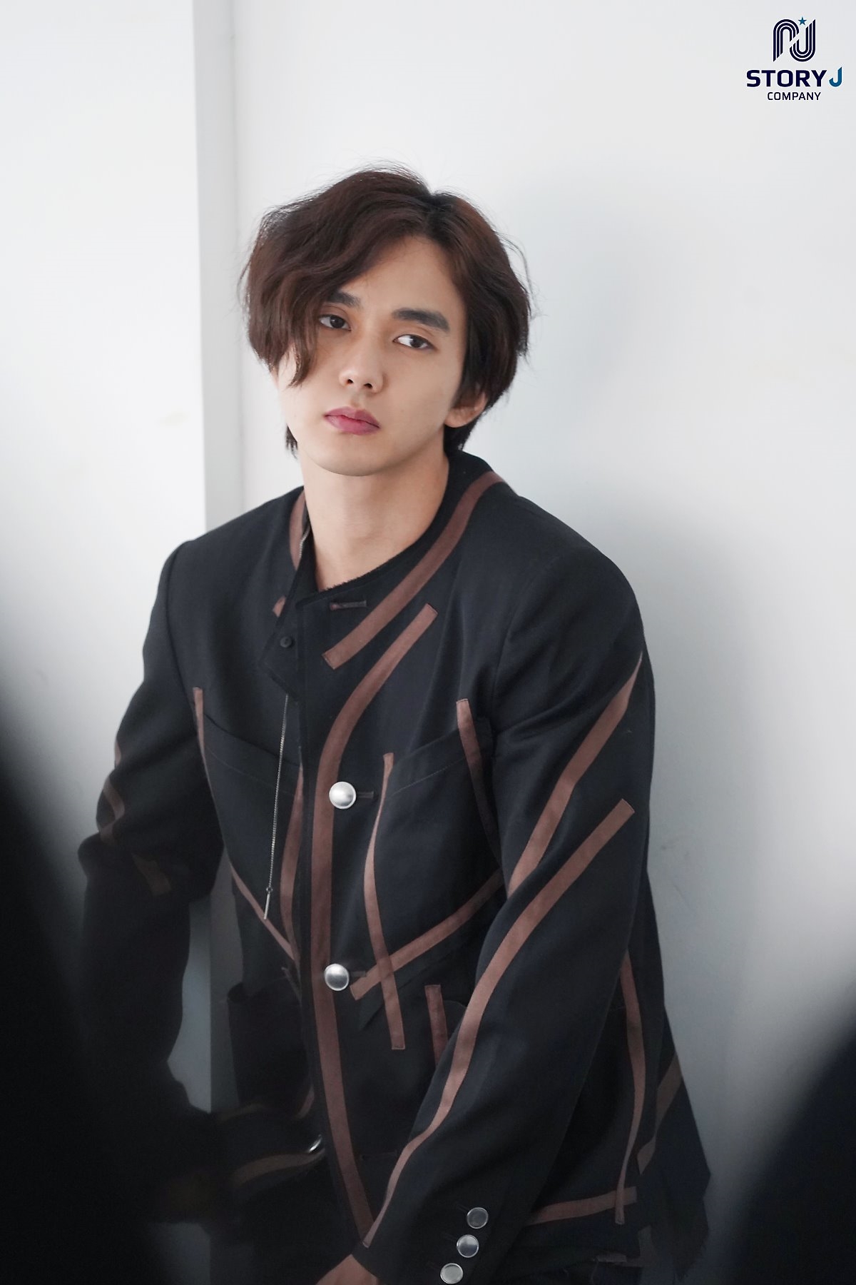 Yoo Seung Ho tung bộ ảnh mới lãng tử quyến rũ với tóc dài bồng bềnh