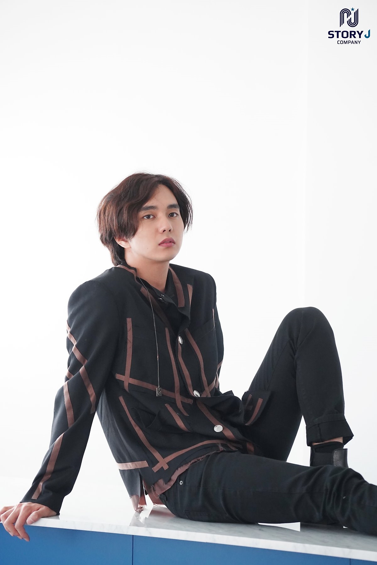 Yoo Seung Ho tung bộ ảnh mới lãng tử quyến rũ với tóc dài bồng bềnh
