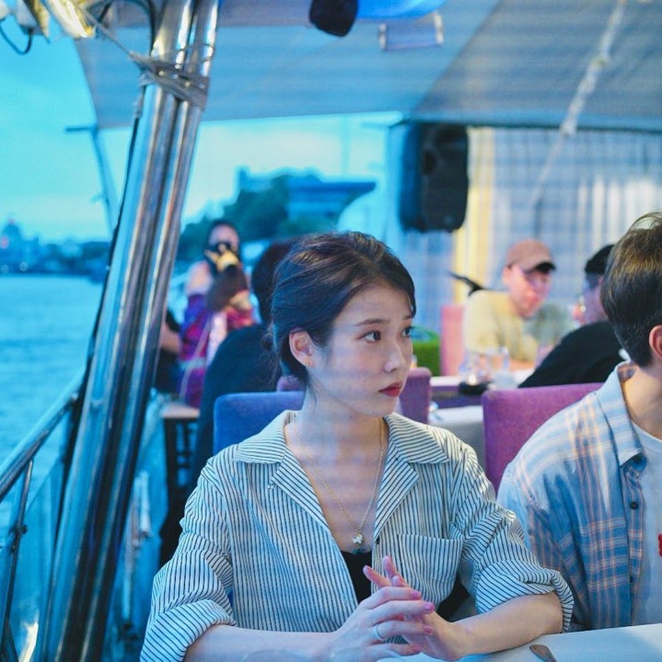 IU khoe loạt ảnh đi du lịch cùng đoàn “Hotel Del Luna”