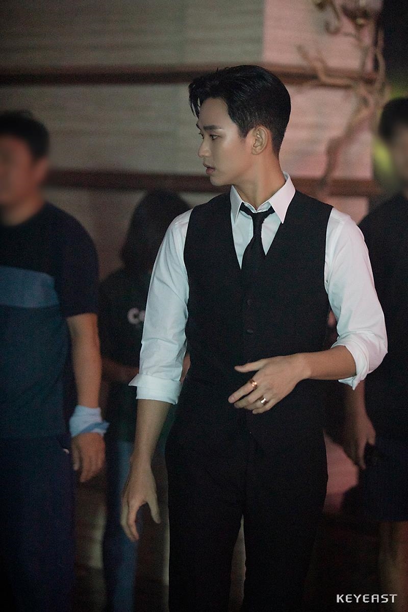 Kim Soo Hyun tung bộ ảnh đóng cameo cho 'Hotel Del Luna'