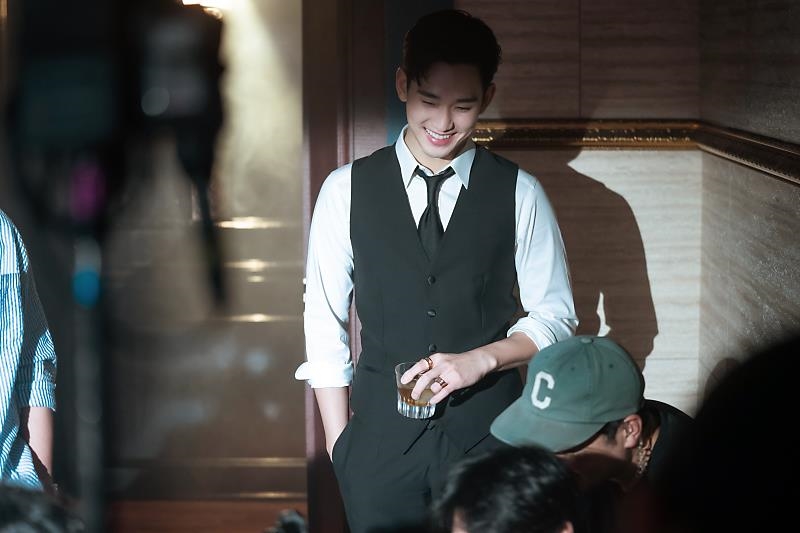 Kim Soo Hyun tung bộ ảnh đóng cameo cho 'Hotel Del Luna'