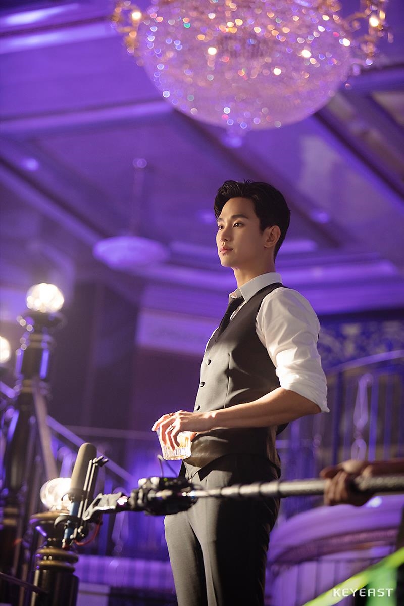 Kim Soo Hyun tung bộ ảnh đóng cameo cho 'Hotel Del Luna'