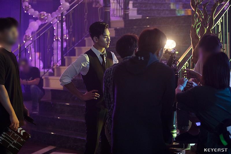 Kim Soo Hyun tung bộ ảnh đóng cameo cho 'Hotel Del Luna'