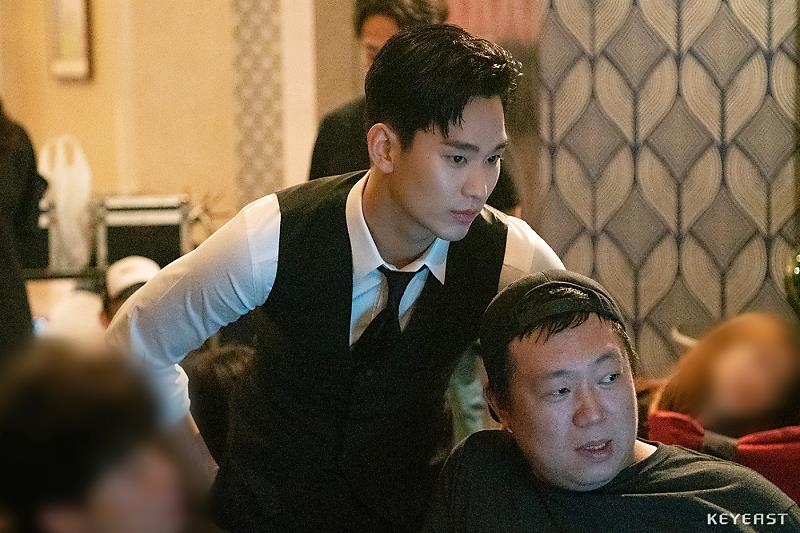 Kim Soo Hyun tung bộ ảnh đóng cameo cho 'Hotel Del Luna'