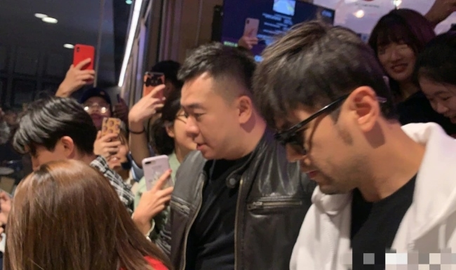 Châu Kiệt Luân hóa thân vệ sĩ hộ tống bà xã Côn Lăng khi bị fan vây
