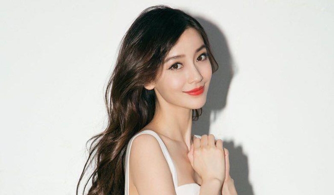 Dàn tiểu hoa hàng đầu Cbiz đã trao nụ hôn đầu cho ai?