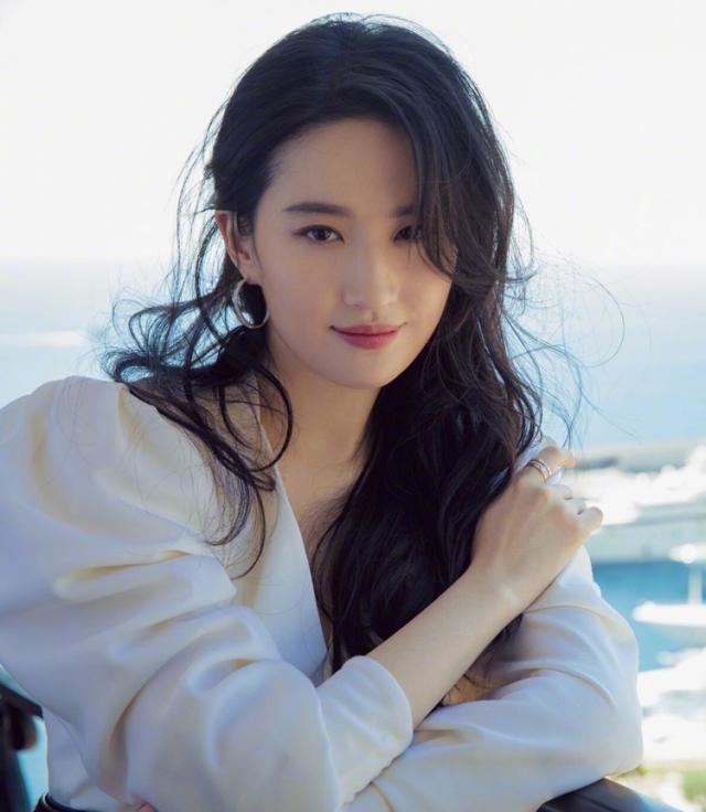 Dàn tiểu hoa hàng đầu Cbiz đã trao nụ hôn đầu cho ai?