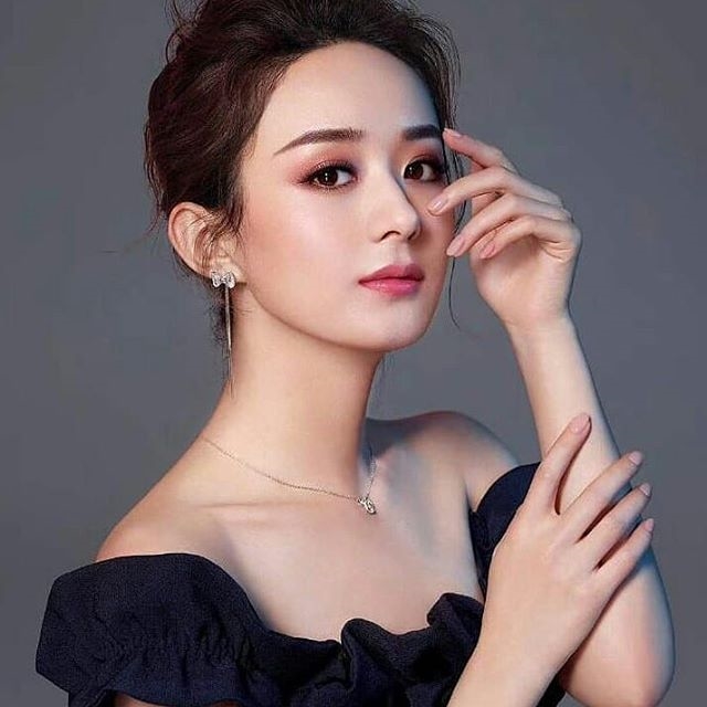 Dàn tiểu hoa hàng đầu Cbiz đã trao nụ hôn đầu cho ai?
