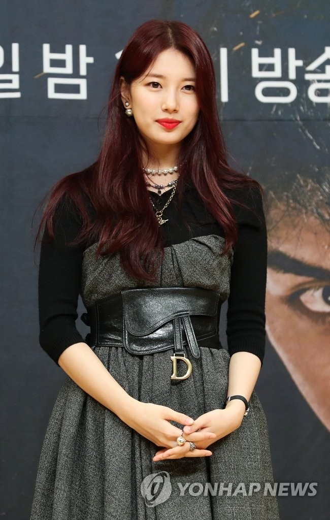 Lee Seung Gi - Suzy đẹp đôi trong họp báo 'bom tấn' Vagabond