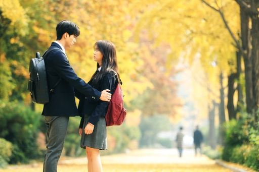 Kim So Hyun chia sẻ cách diễn cảnh tình cảm mặc dù chưa từng yêu ai