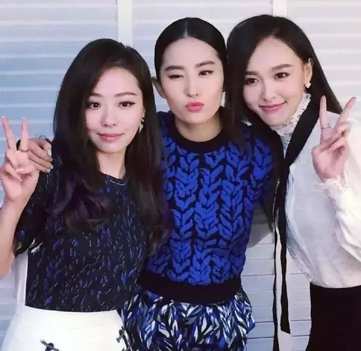 Lưu Diệc Phi dạo phố cùng Thư Sướng, cặp chị em thân thiết 17 năm