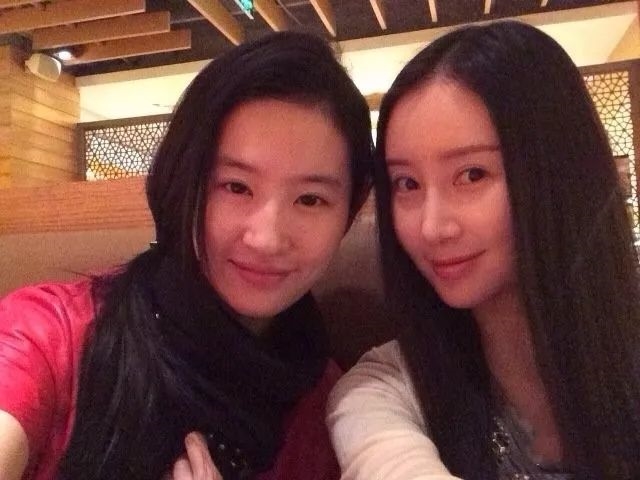 Lưu Diệc Phi dạo phố cùng Thư Sướng, cặp chị em thân thiết 17 năm