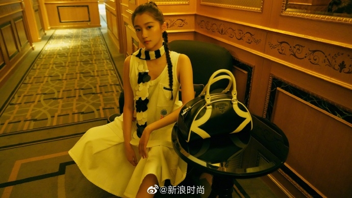 Quan Hiểu Đồng bị chê quê mùa khi tham gia sự kiện thời trang ở Milan