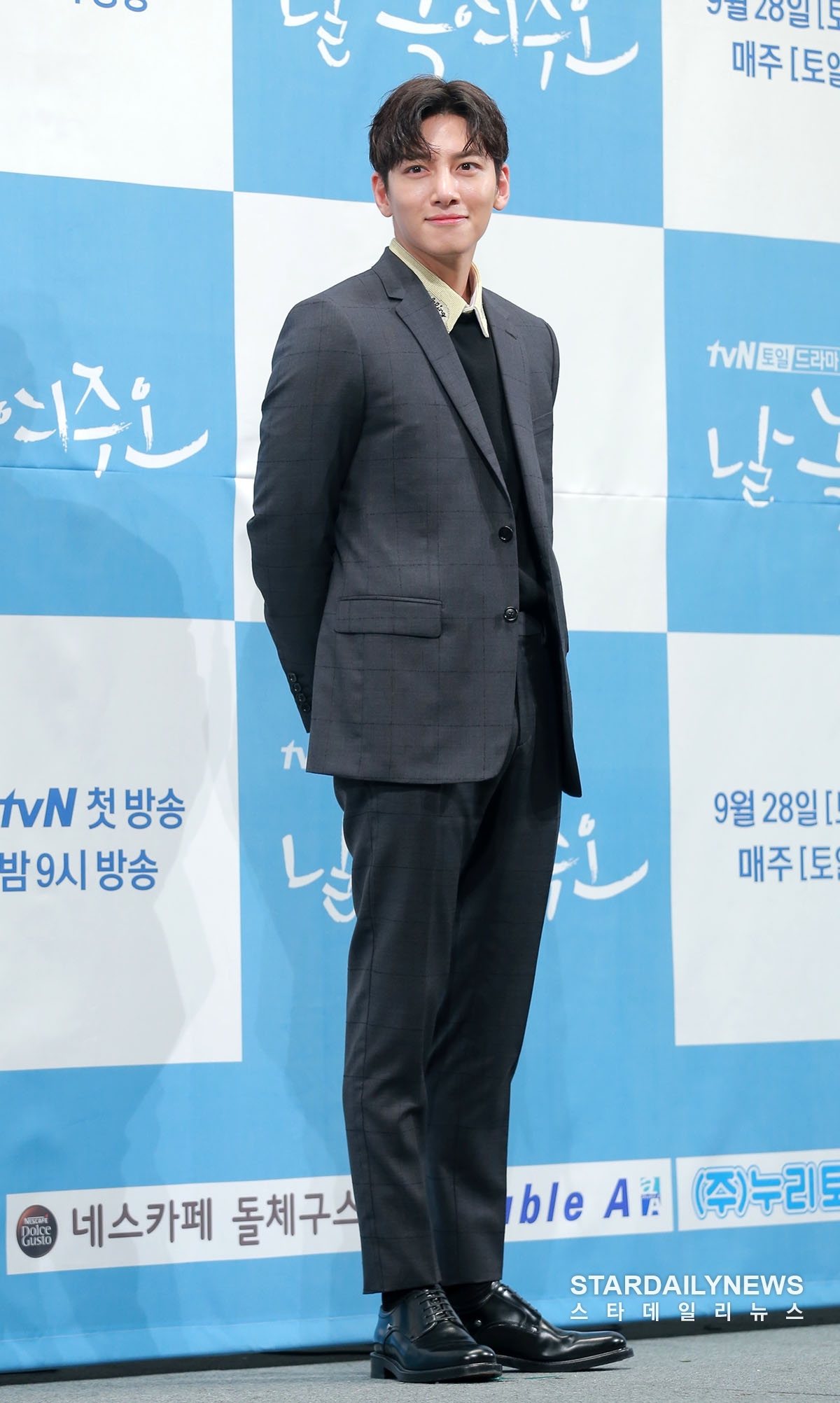 Ji Chang Wook phong độ ngời ngời trong họp báo phim mới
