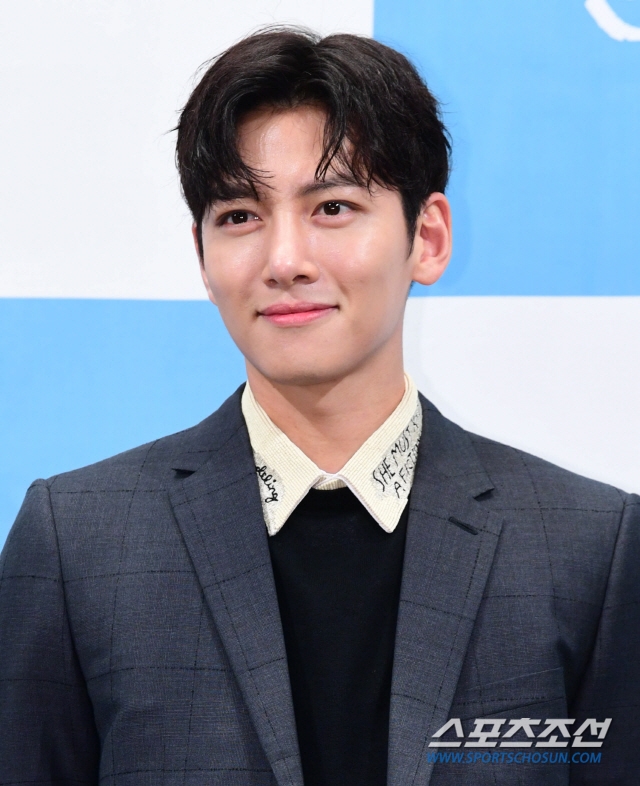 Ji Chang Wook phong độ ngời ngời trong họp báo phim mới