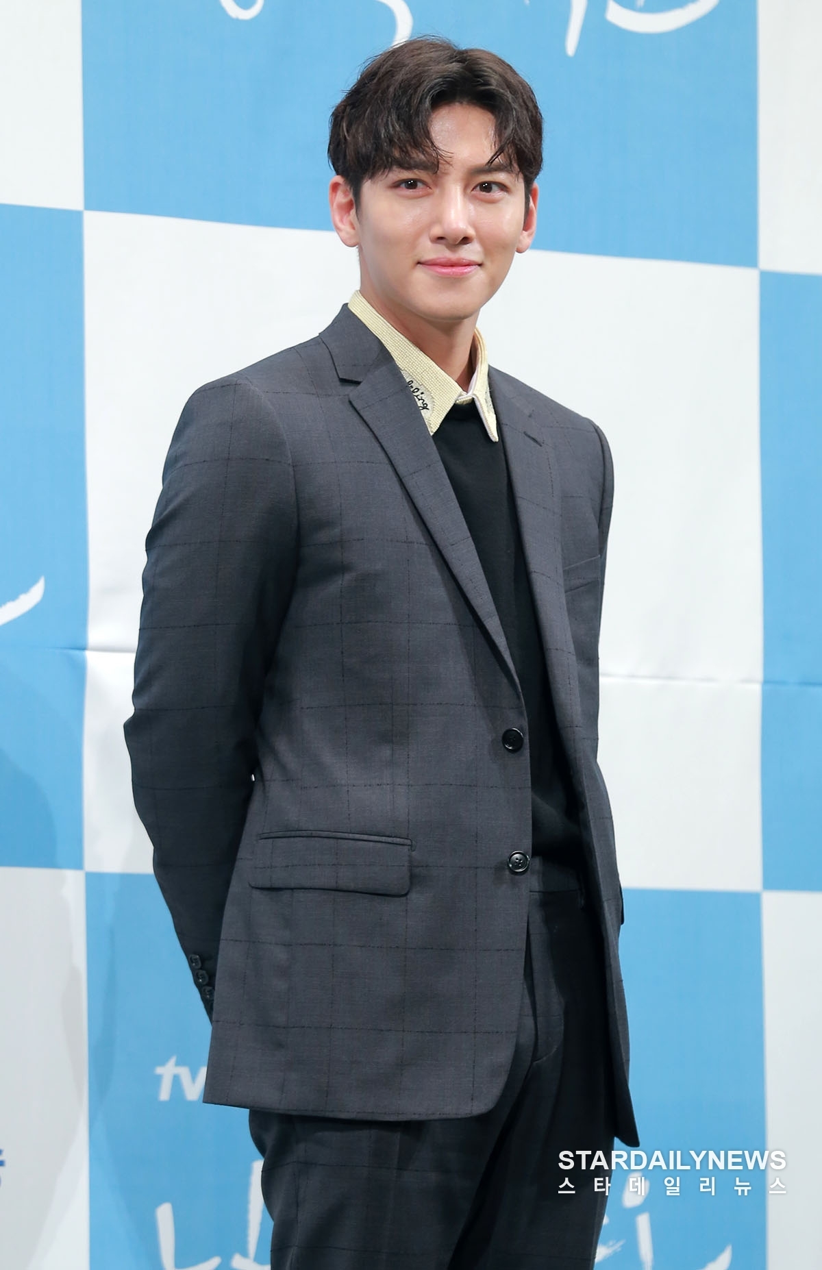Ji Chang Wook phong độ ngời ngời trong họp báo phim mới