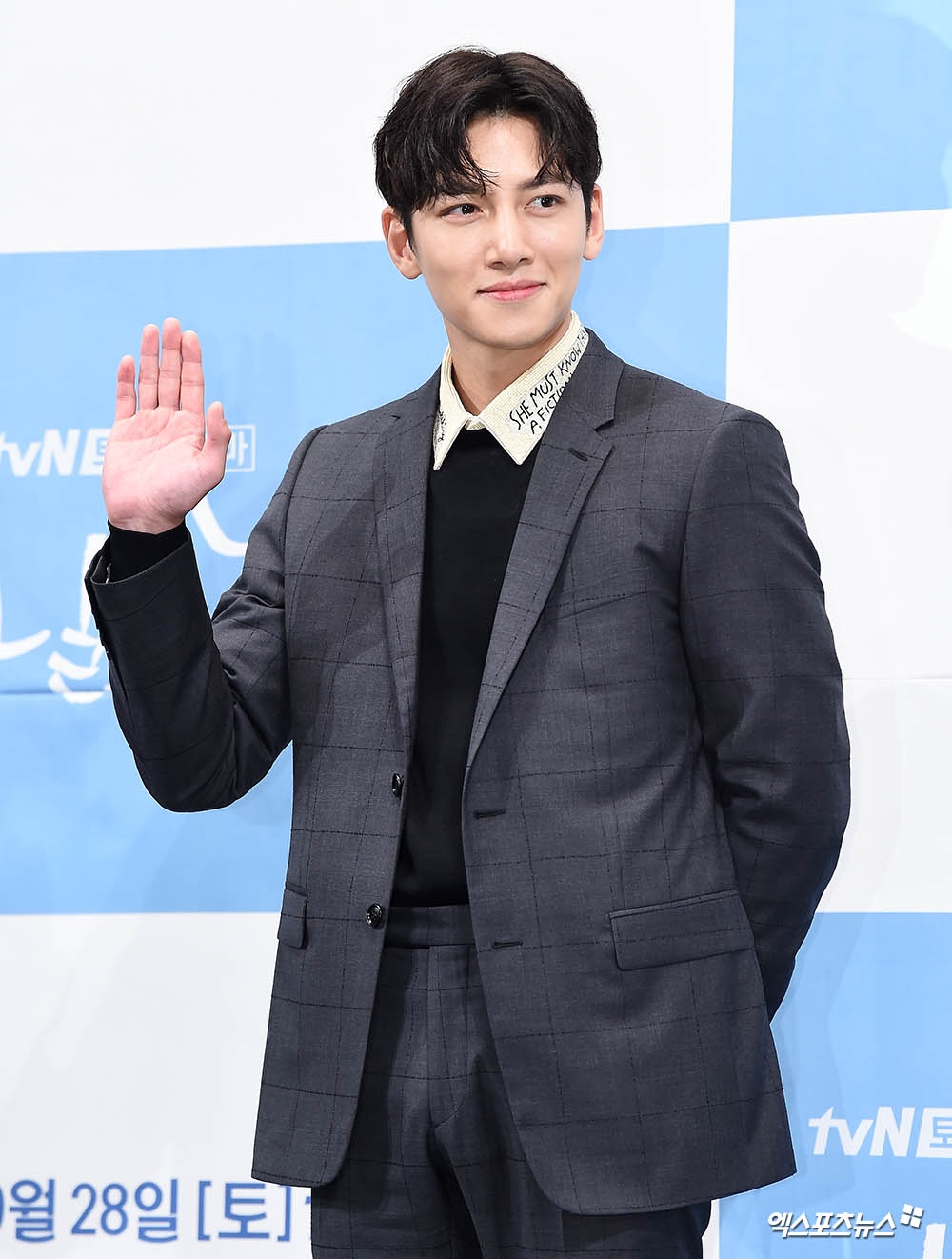 Ji Chang Wook phong độ ngời ngời trong họp báo phim mới