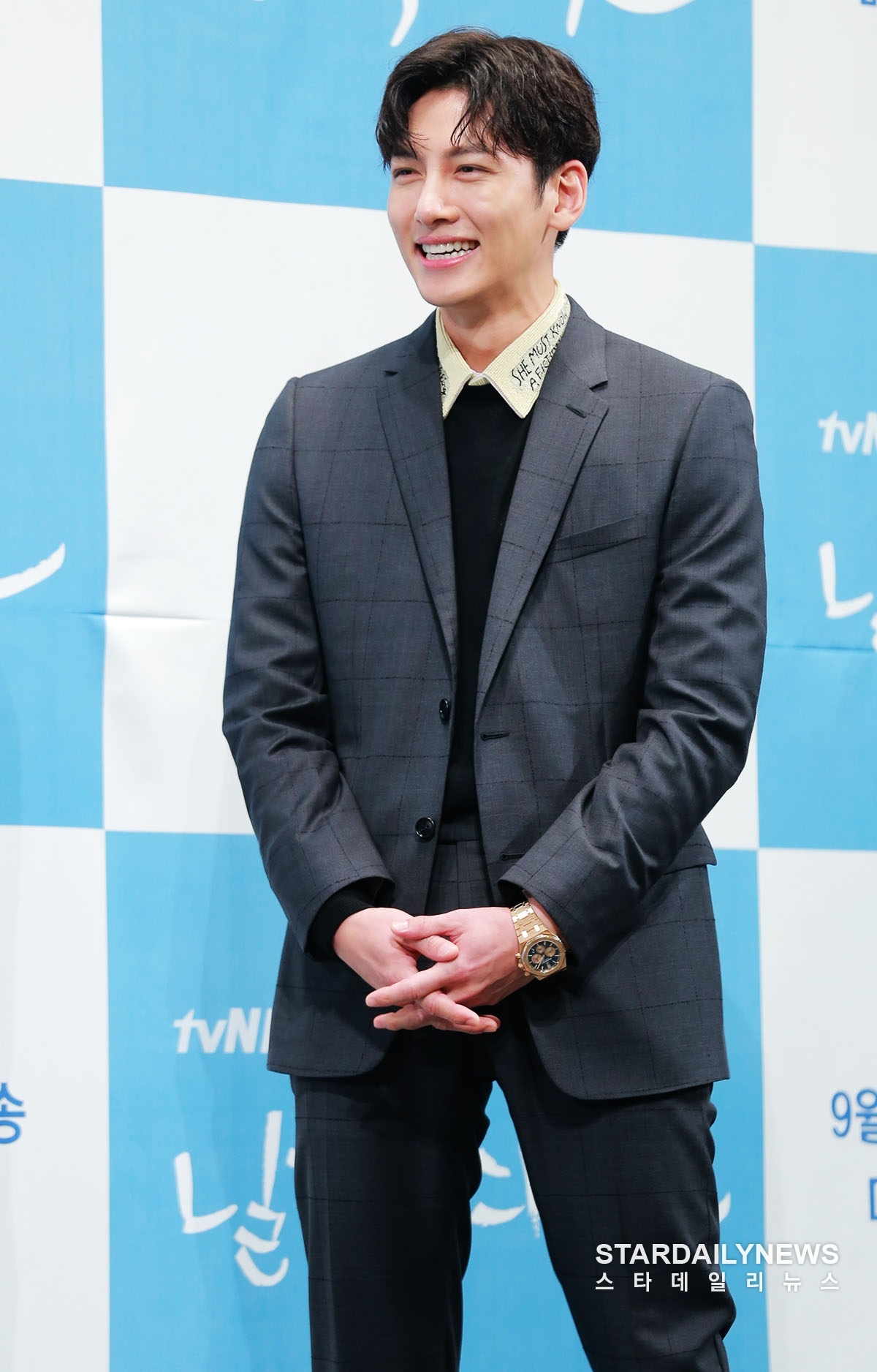 Ji Chang Wook phong độ ngời ngời trong họp báo phim mới