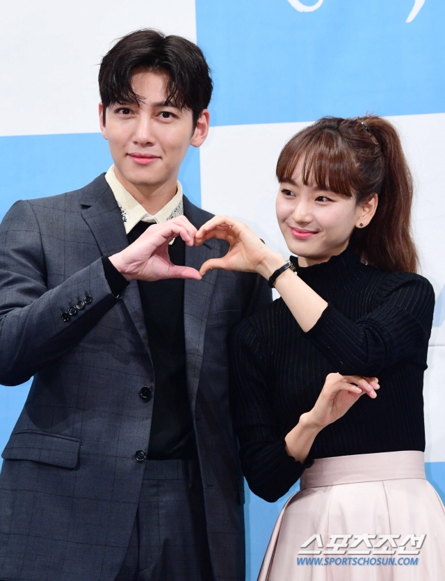Ji Chang Wook phong độ ngời ngời trong họp báo phim mới