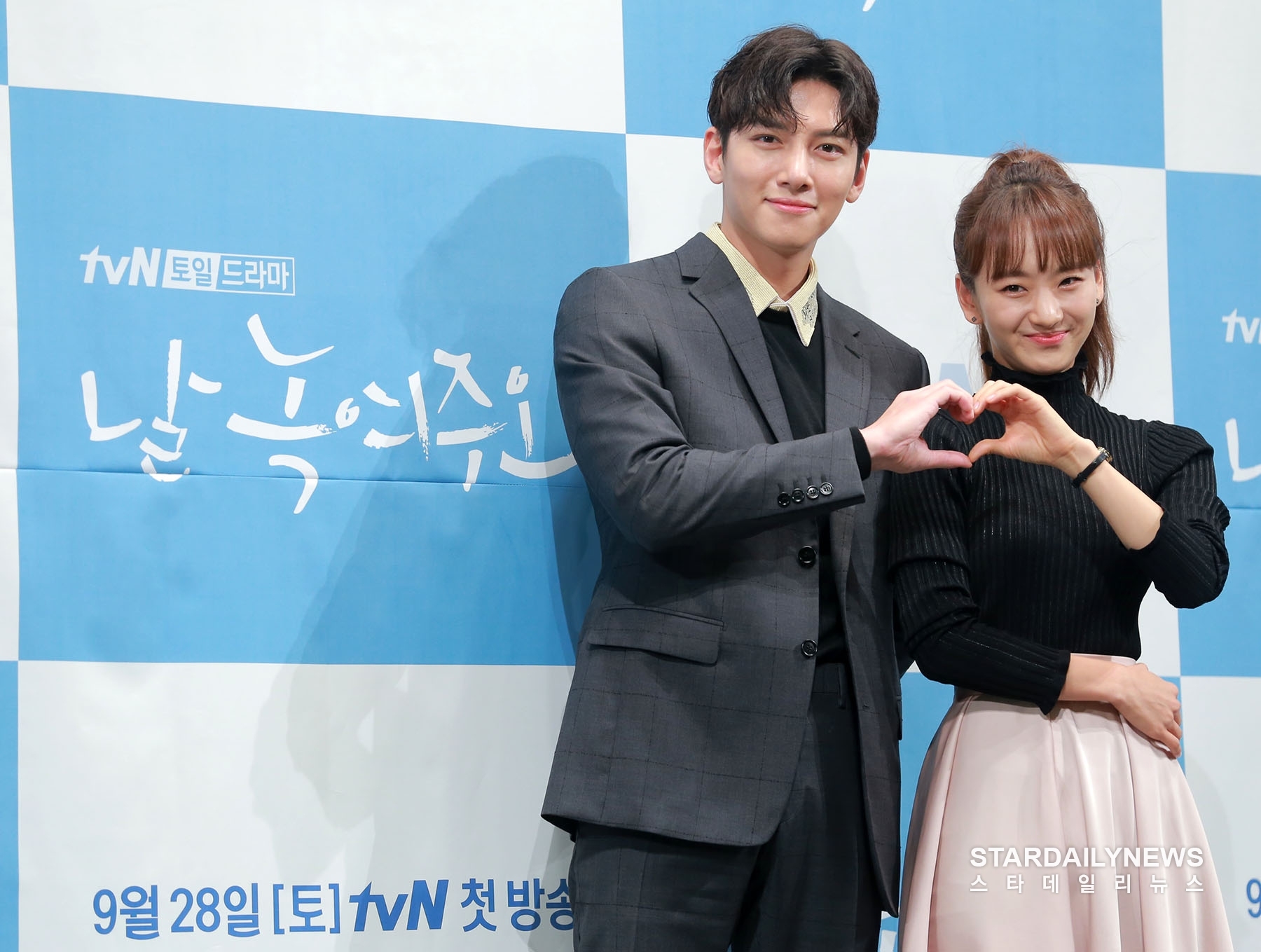 Ji Chang Wook phong độ ngời ngời trong họp báo phim mới