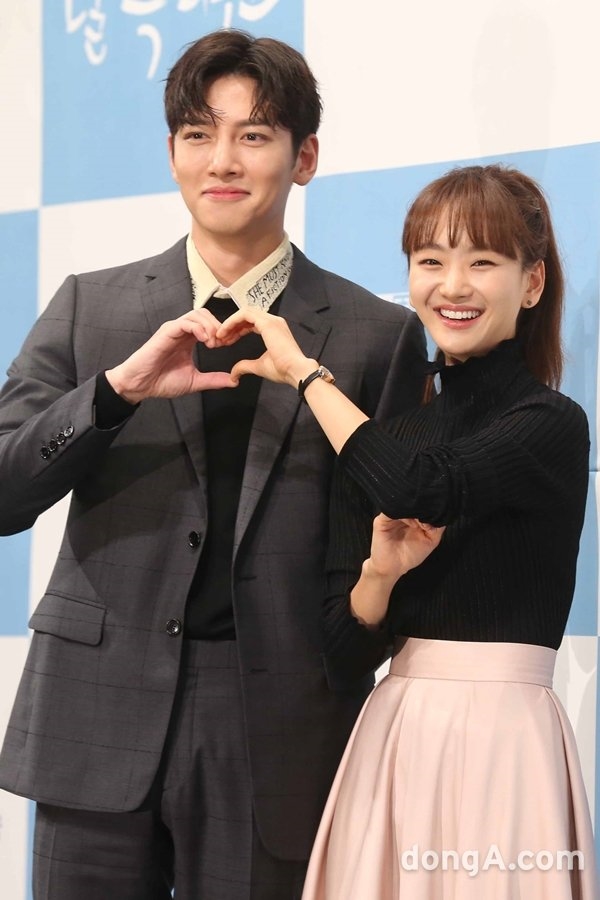 Ji Chang Wook phong độ ngời ngời trong họp báo phim mới