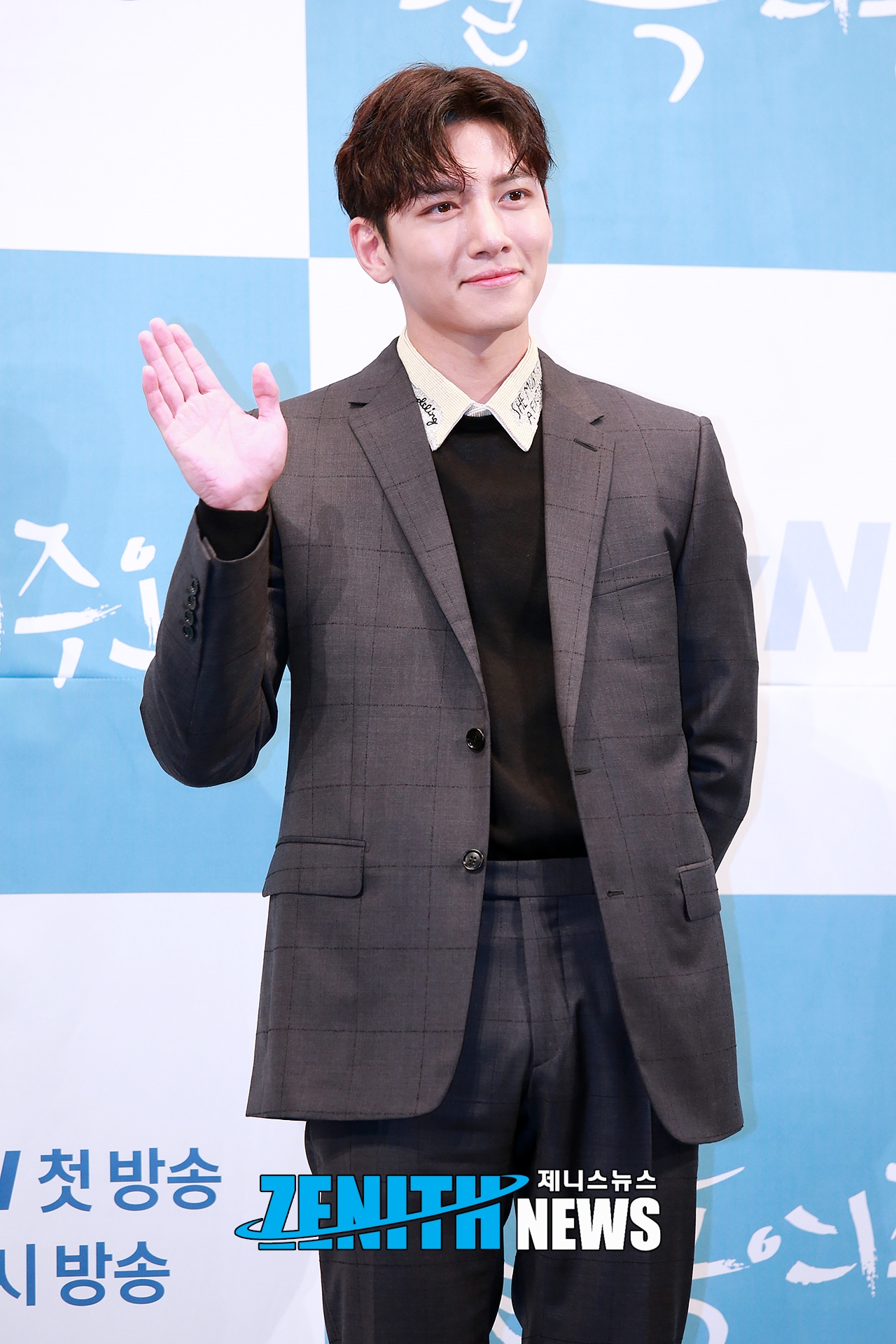 Ji Chang Wook phong độ ngời ngời trong họp báo phim mới