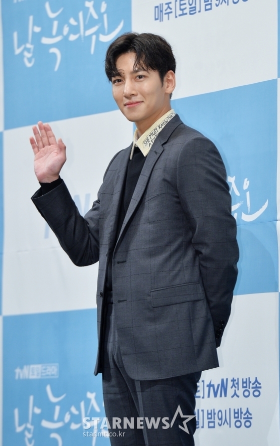 Ji Chang Wook phong độ ngời ngời trong họp báo phim mới