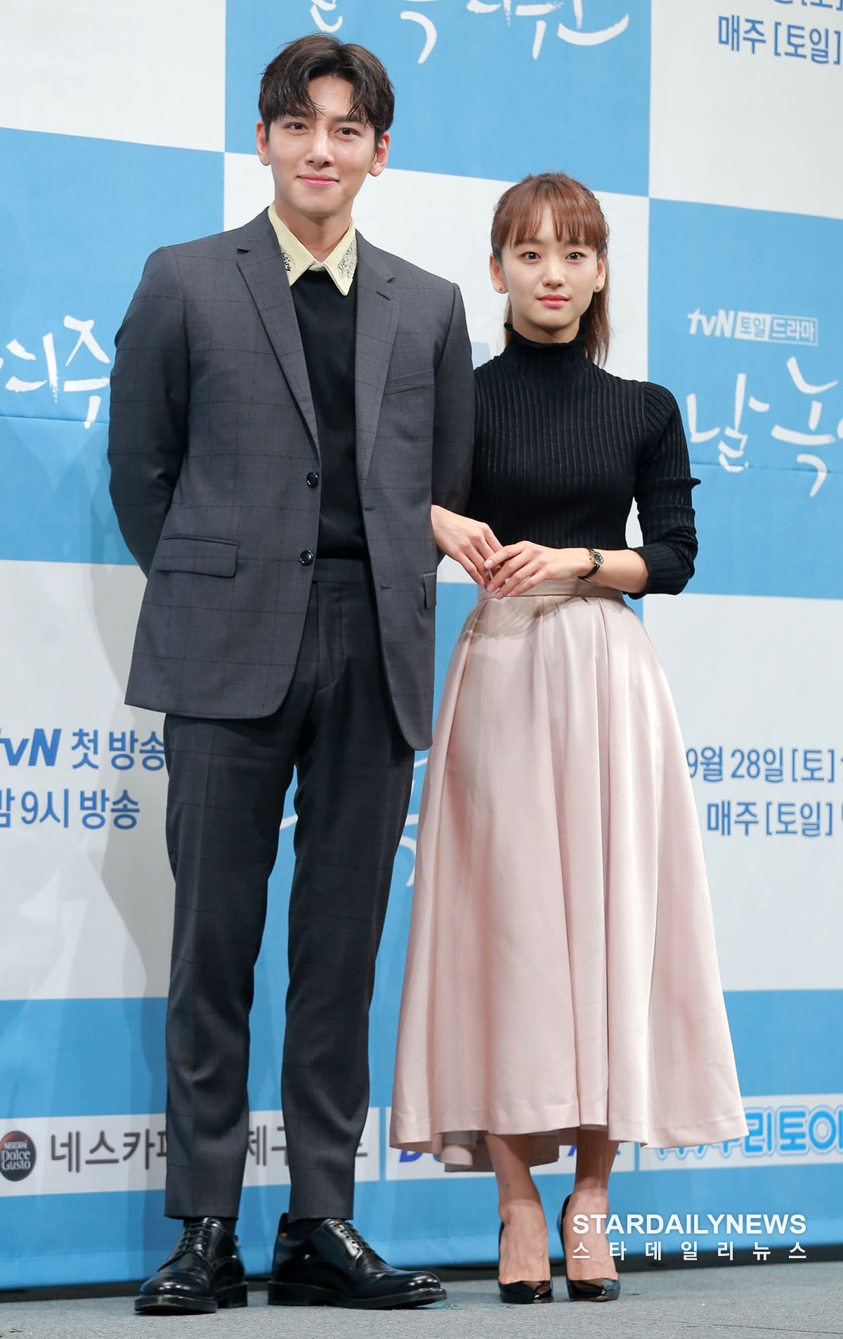 Ji Chang Wook phong độ ngời ngời trong họp báo phim mới