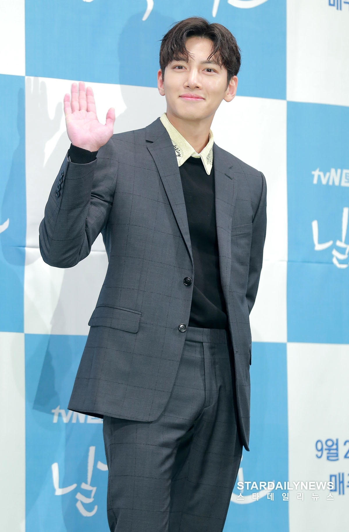 Ji Chang Wook phong độ ngời ngời trong họp báo phim mới