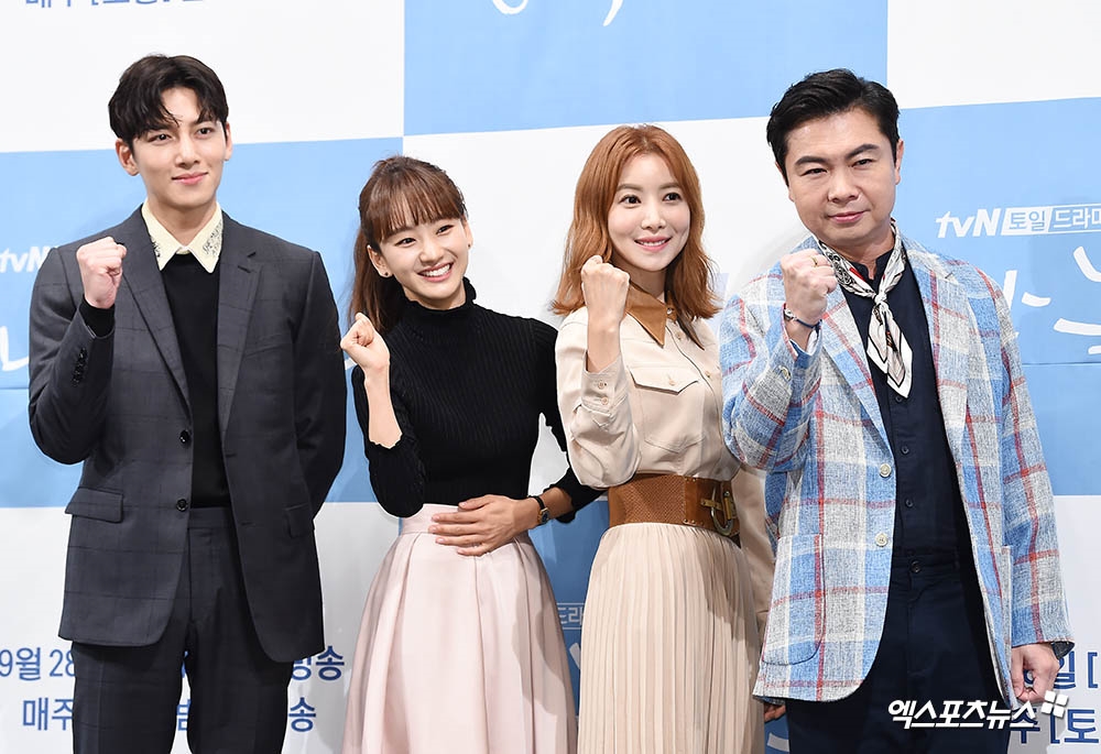 Ji Chang Wook phong độ ngời ngời trong họp báo phim mới