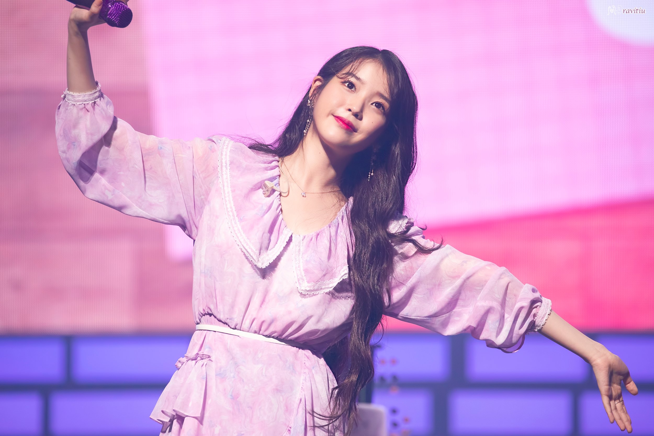 IU tổ chức fanmeeting kỷ niệm 11 năm vào nghề cực hoành tráng